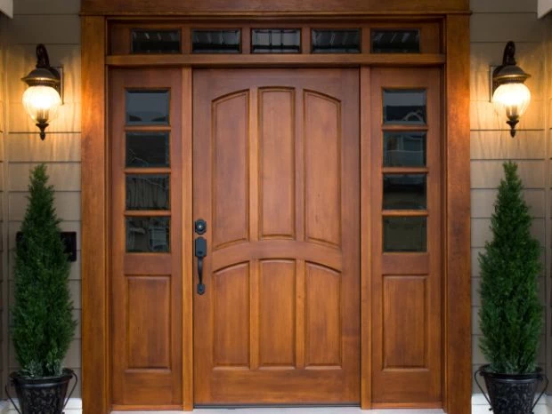 duże drewniane drzwi wejściowe
